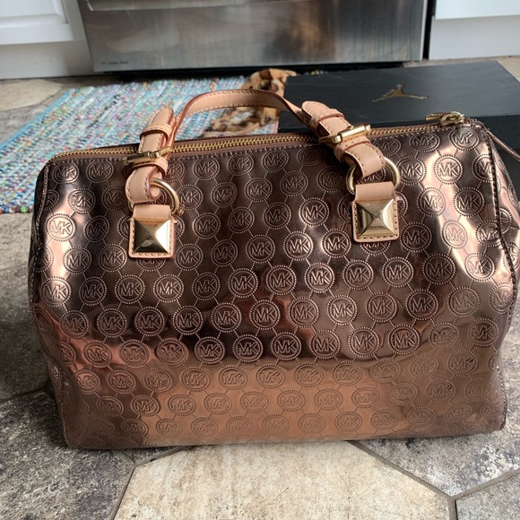 Micheal kors purse large size. - Picture 5 of 15